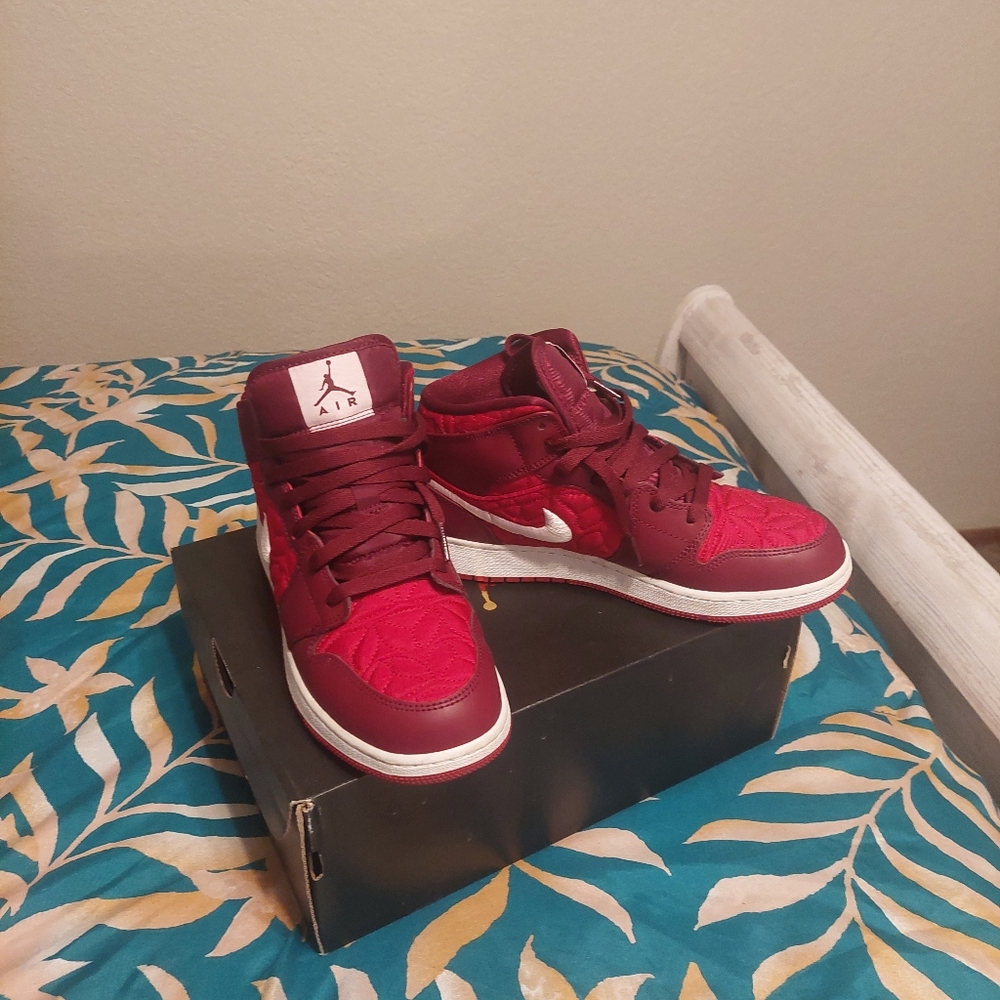 Jordan 1 mid high tennis shoes